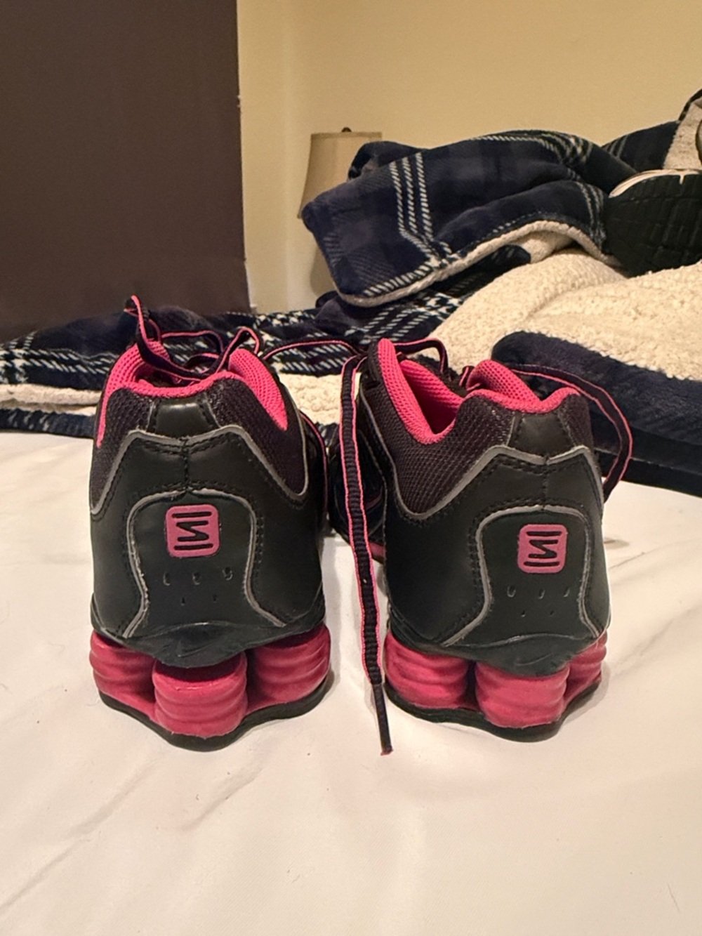 Broken Nike shox Black and Pink Shox Athletic Sneakers size 6 - Picture 4 of 9